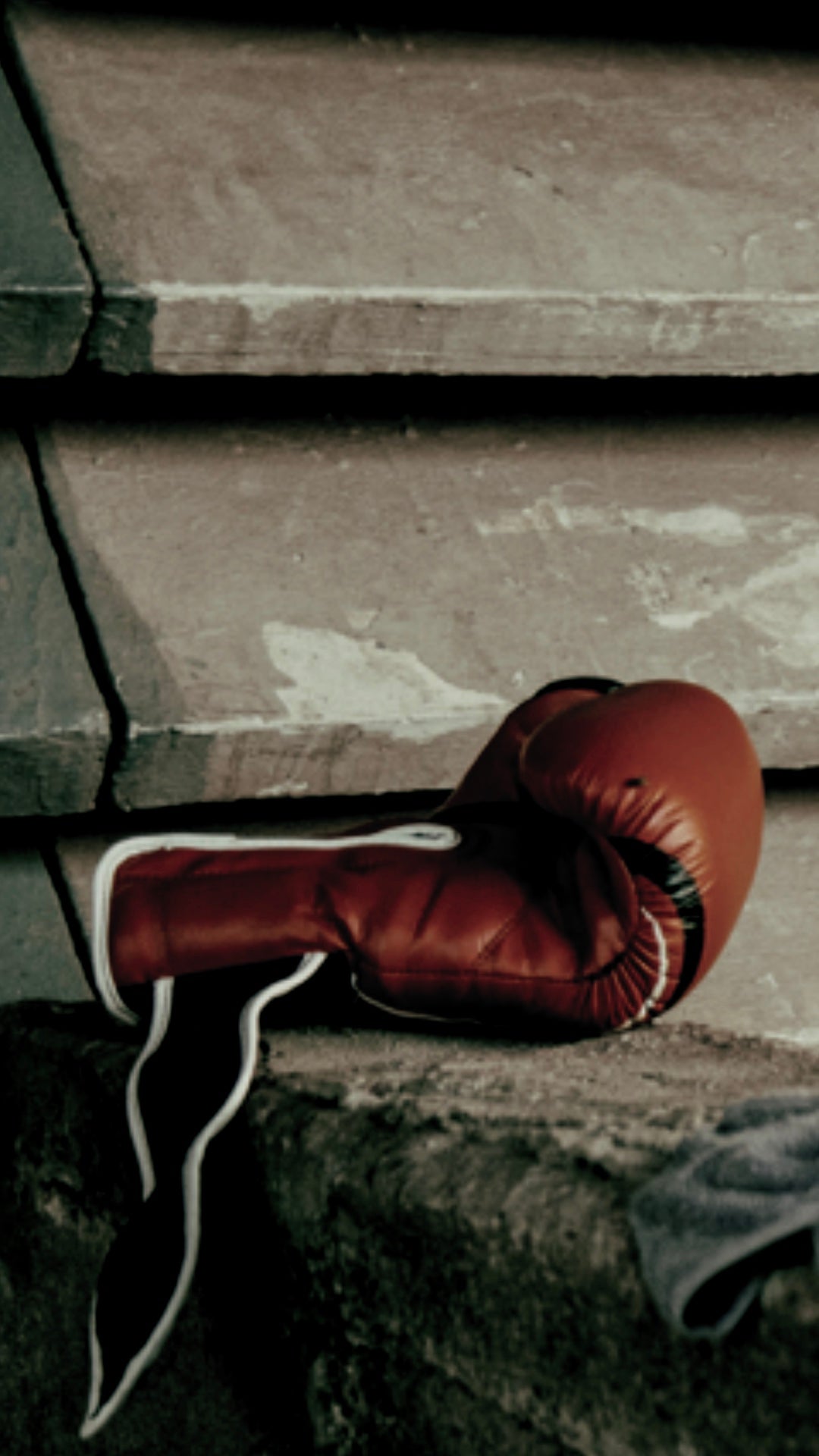Learn what is inside boxing gloves! Discover the pros and cons of layered foam, IMF, gel, and horsehair padding, backed by scientific studies and expert reviews.